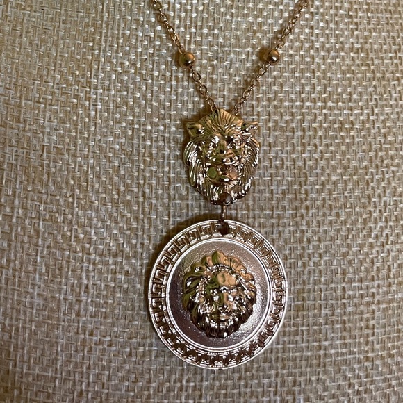 Elegant Gold Lions Pendant Necklace with Greek Key Pattern - Picture 5 of 7